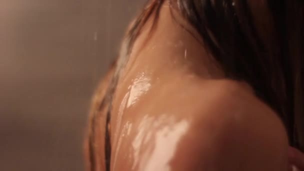 Naken tjej i duschen. Långsamma rörelser. — Stockvideo