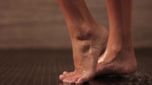 Kvinnliga fötter i duschen. Långsamma rörelser. — Stockvideo