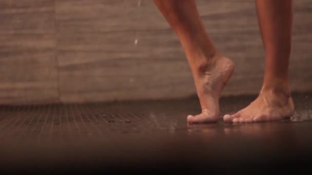 Női láb a zuhany alatt. Lassú mozgás.. — Stock videók