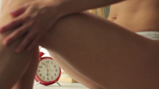 Fille en lingerie sexy. Mouvement lent — Video