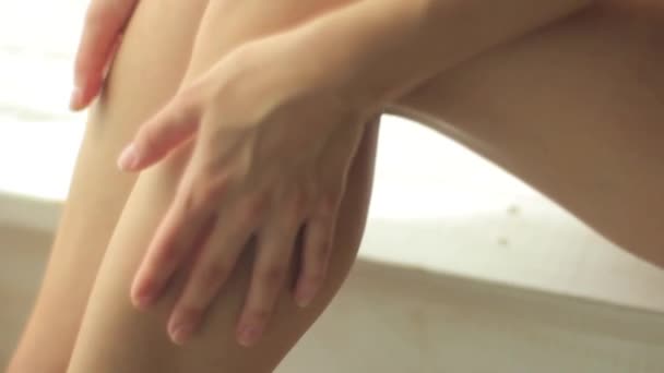 Flicka i sexiga underkläder. Långsamma rörelser — Stockvideo