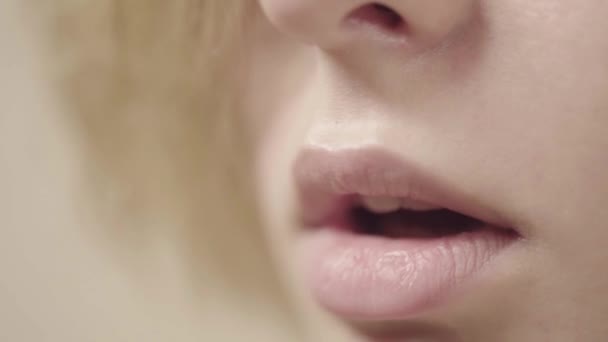 Meisje met sexy lippen. Een close-up. Een Macro. Langzame beweging — Stockvideo