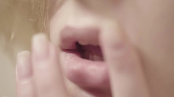 Meisje met sexy lippen. Een close-up. Een Macro. Langzame beweging — Stockvideo