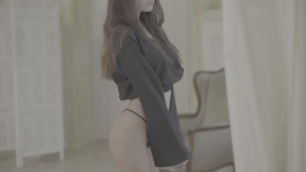 Meisje in sexy lingerie. Langzame beweging — Stockvideo