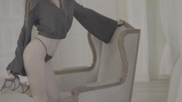 Chica en lencería sexy. Movimiento lento — Vídeo de stock