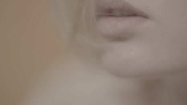 Meisje met sexy lippen. Een close-up. Een Macro. Langzame beweging — Stockvideo