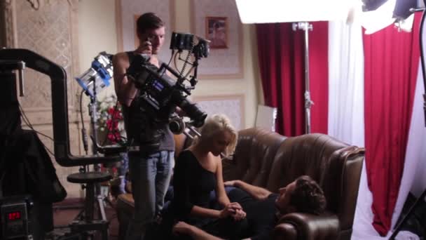 Een mannelijke acteur en vrouwelijke actrice spelen een rol tijdens het filmen. — Stockvideo