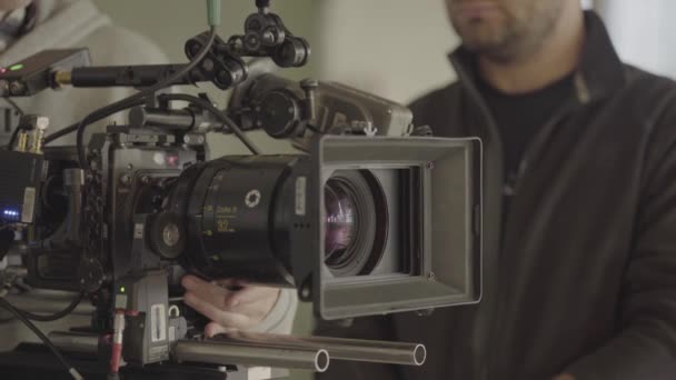 Camera tijdens het filmen. Filmmaken. Schieten. Filmproductie. — Stockvideo