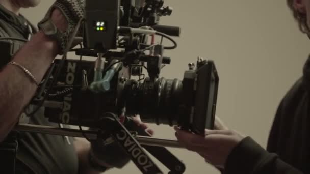 Camera tijdens het filmen. Filmmaken. Schieten. Filmproductie. — Stockvideo