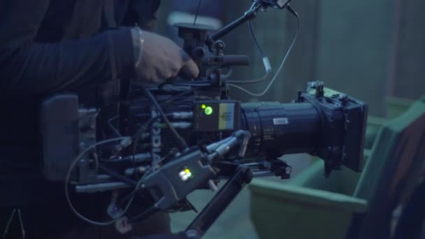 撮影中のカメラ。映画製作。銃撃だ映画製作. — ストック動画