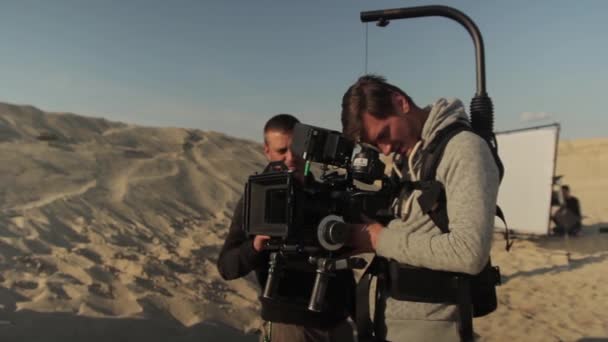 Cameraman con una macchina fotografica durante le riprese. Filmmaking. Sparatoria. — Video Stock