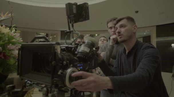Καμεραμάν με κάμερα κατά τη διάρκεια των γυρισμάτων. Ταινίες. Σκοποβολή. — Αρχείο Βίντεο