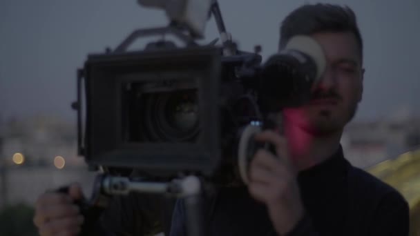 Camarógrafo con una cámara durante el rodaje. Filmmaking. Disparos. — Vídeos de Stock