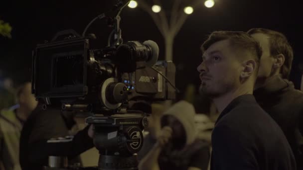 Camarógrafo con una cámara durante el rodaje. Filmmaking. Disparos. — Vídeos de Stock