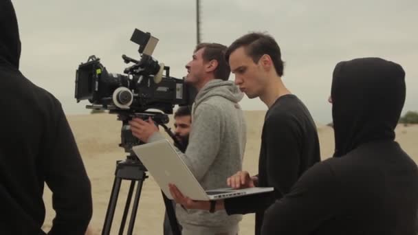 La troupe durante le riprese. Filmmaking. Sparo. Produzione cinematografica — Video Stock