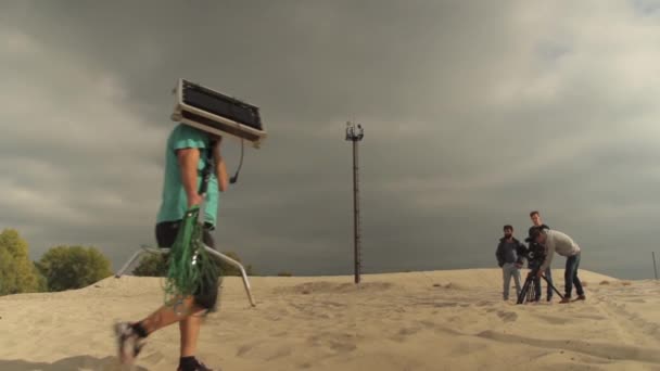 Equipo de filmación durante el rodaje. Filmmaking. Disparando. Producción cinematográfica — Vídeos de Stock