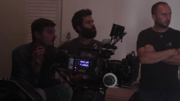 Equipo de filmación durante el rodaje. Filmmaking. Disparando. Producción cinematográfica — Vídeos de Stock