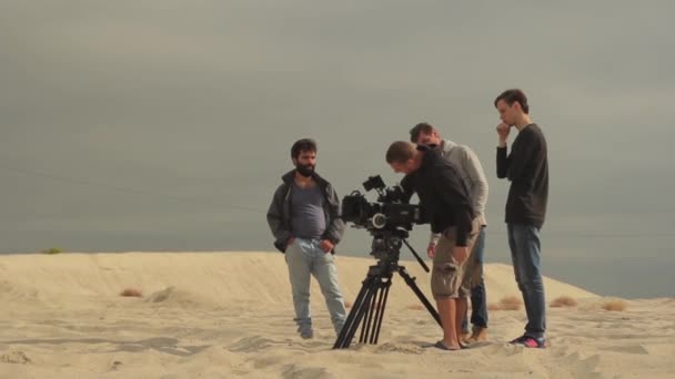 Equipo de filmación durante el rodaje. Filmmaking. Disparando. Producción cinematográfica — Vídeos de Stock