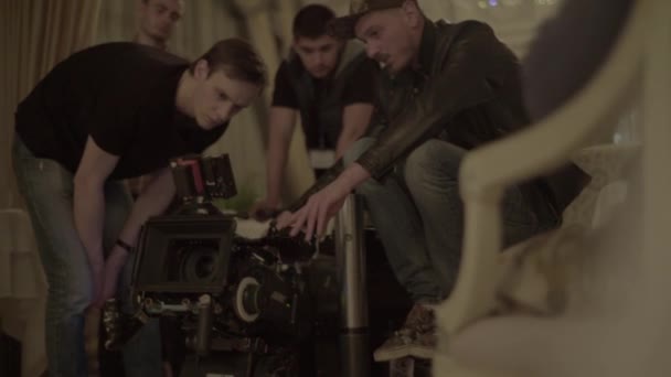 Equipo de filmación durante el rodaje. Filmmaking. Disparando. Producción cinematográfica — Vídeos de Stock