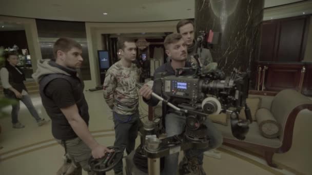 Equipe de filmagem durante as filmagens. A filmar. A disparar. Produção cinematográfica — Vídeo de Stock