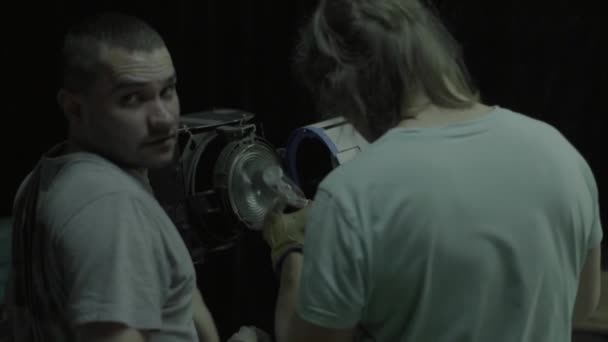 Iluminación en el set de la película durante el rodaje. Filmmaking. Disparos. — Vídeos de Stock