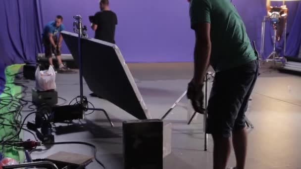 Illuminazione sul set del film durante le riprese. Filmmaking. Sparatoria. — Video Stock