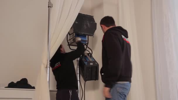 Verlichting op de filmset tijdens het filmen. Filmmaken. Schieten. — Stockvideo