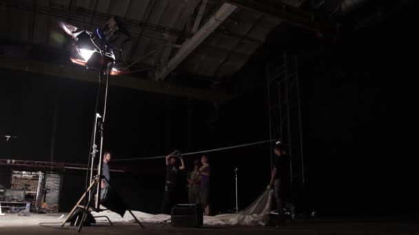 Освітлення на знімальному майданчику під час зйомок. Фільмування. Постріл. — стокове відео