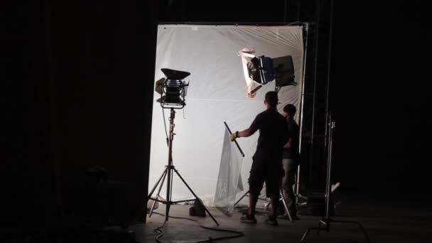 Lighting on the set of the film during filming. Filmmaking. Shooting. — Stock Video