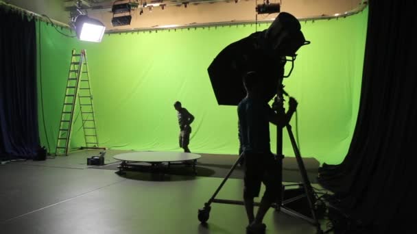 Iluminación en el set de la película durante el rodaje. Filmmaking. Disparos. — Vídeos de Stock
