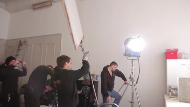 Iluminación en el set de la película durante el rodaje. Filmmaking. Disparos. — Vídeos de Stock