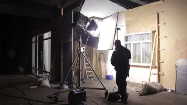 Verlichting op de filmset tijdens het filmen. Filmmaken. Schieten. — Stockvideo