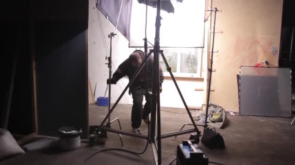 Lighting on the set of the film during filming. Filmmaking. Shooting. — Stock Video