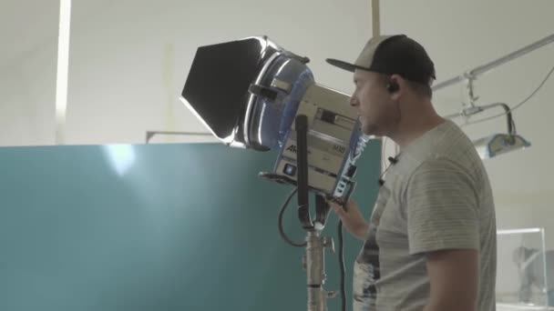 Lighting on the set of the film during filming. Filmmaking. Shooting. — Stock Video