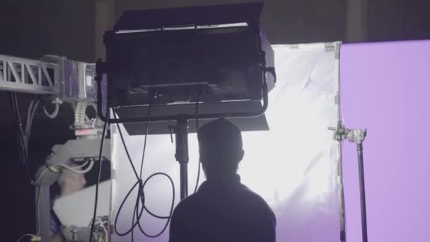 Illuminazione sul set del film durante le riprese. Filmmaking. Sparatoria. — Video Stock