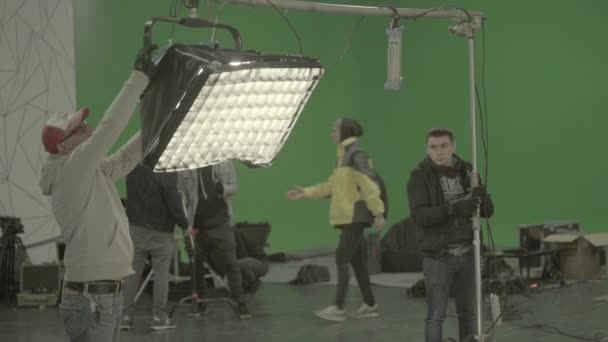 Φωτισμός στο πλατό της ταινίας κατά τη διάρκεια των γυρισμάτων. Ταινίες. Σκοποβολή. — Αρχείο Βίντεο