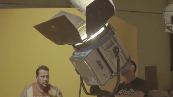 Lighting on the set of the film during filming. Filmmaking. Shooting. — Stock Video