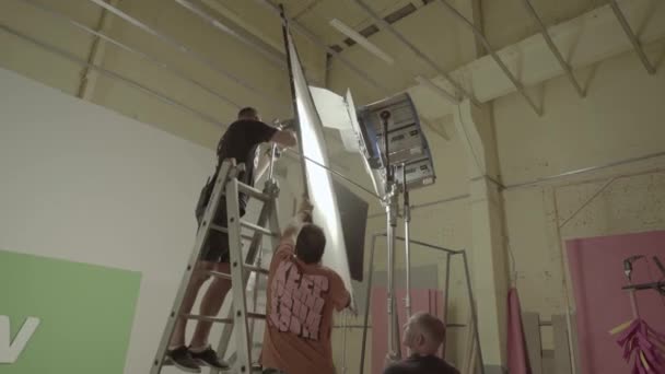 Illuminazione sul set del film durante le riprese. Filmmaking. Sparatoria. — Video Stock