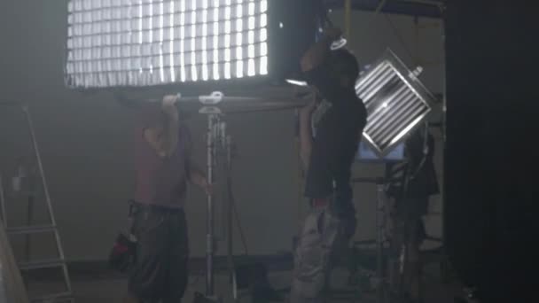 Освещение съёмочной площадки фильма во время съёмок. Кинопроизводство. Стрельба. — стоковое видео