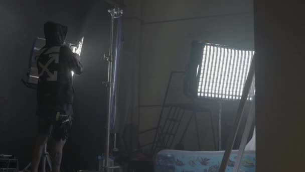 Illuminazione sul set del film durante le riprese. Filmmaking. Sparatoria. — Video Stock