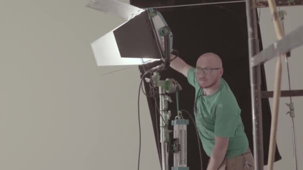 Verlichting op de filmset tijdens het filmen. Filmmaken. Schieten. — Stockvideo