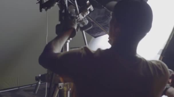 Iluminação no set do filme durante as filmagens. A filmar. Tiroteio. — Vídeo de Stock