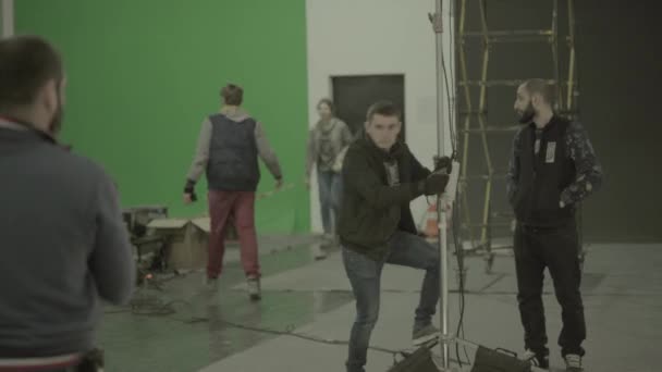 Éclairage sur le plateau du film pendant le tournage. Le tournage. Tir. — Video