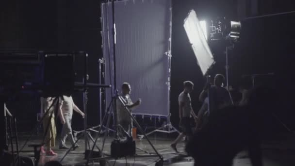 Illuminazione sul set del film durante le riprese. Filmmaking. Sparatoria. — Video Stock