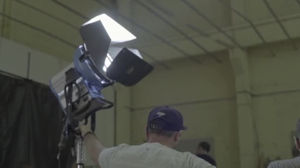 Освещение съёмочной площадки фильма во время съёмок. Кинопроизводство. Стрельба. — стоковое видео