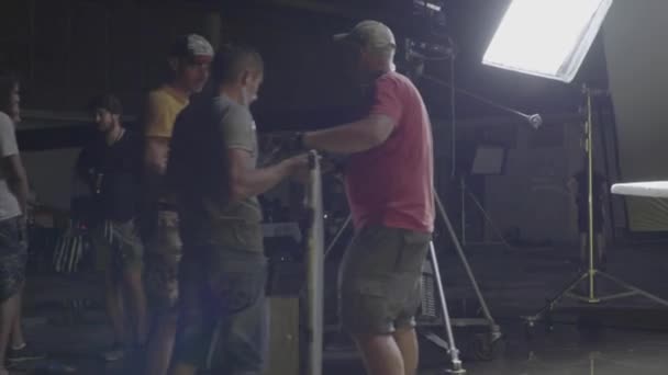 Iluminación en el set de la película durante el rodaje. Filmmaking. Disparos. — Vídeo de stock
