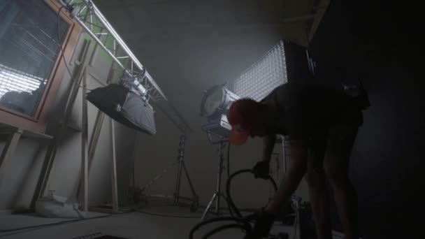 Iluminat pe platoul de filmare al filmului în timpul filmărilor. Filmări. Fotografiere . — Videoclip de stoc