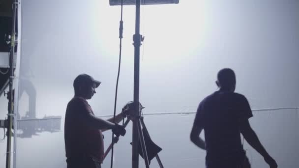 Iluminación en el set de la película durante el rodaje. Filmmaking. Disparos. — Vídeos de Stock