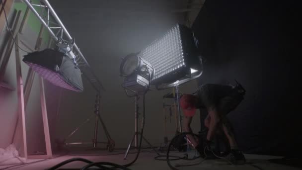 Iluminación en el set de la película durante el rodaje. Filmmaking. Disparos. — Vídeo de stock