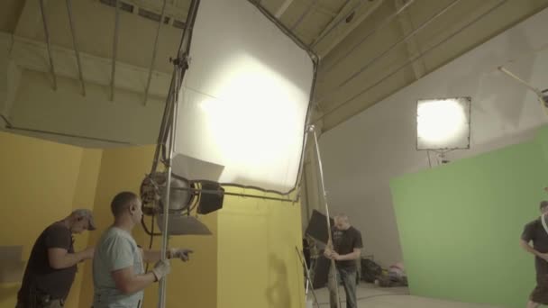 Illuminazione sul set del film durante le riprese. Filmmaking. Sparatoria. — Video Stock